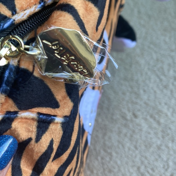 NWT Betsey Johnson Soft and Fuzzy Tiger Backpack with Tail - Picture 6 of 8